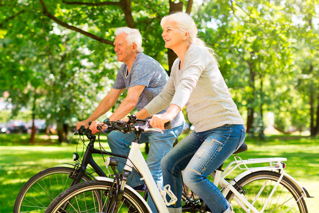 anziani in bicicletta